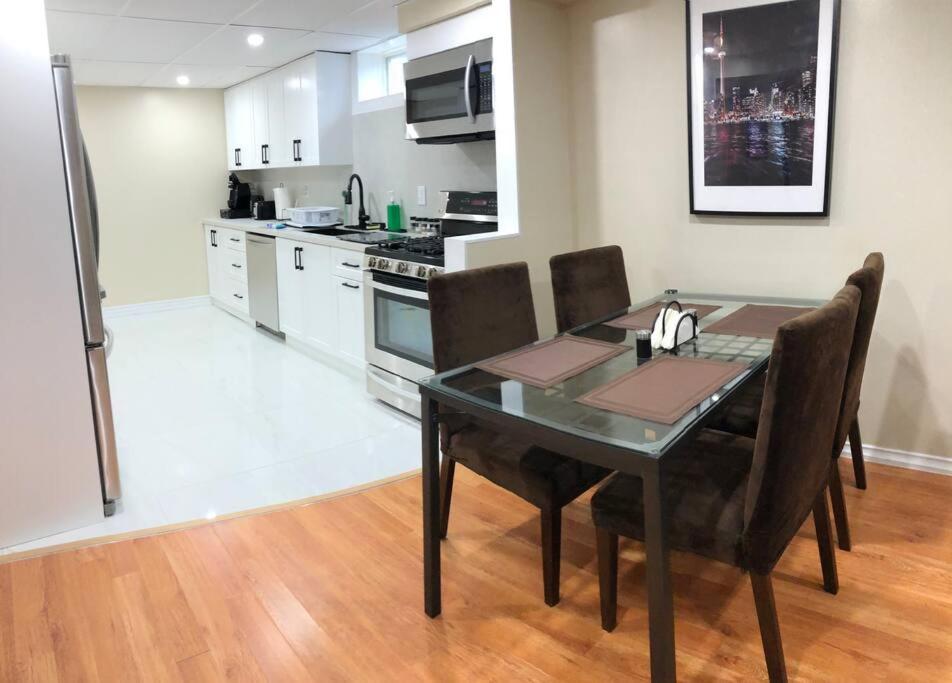 Basement Apartment In Richmond Hill Bagian luar foto