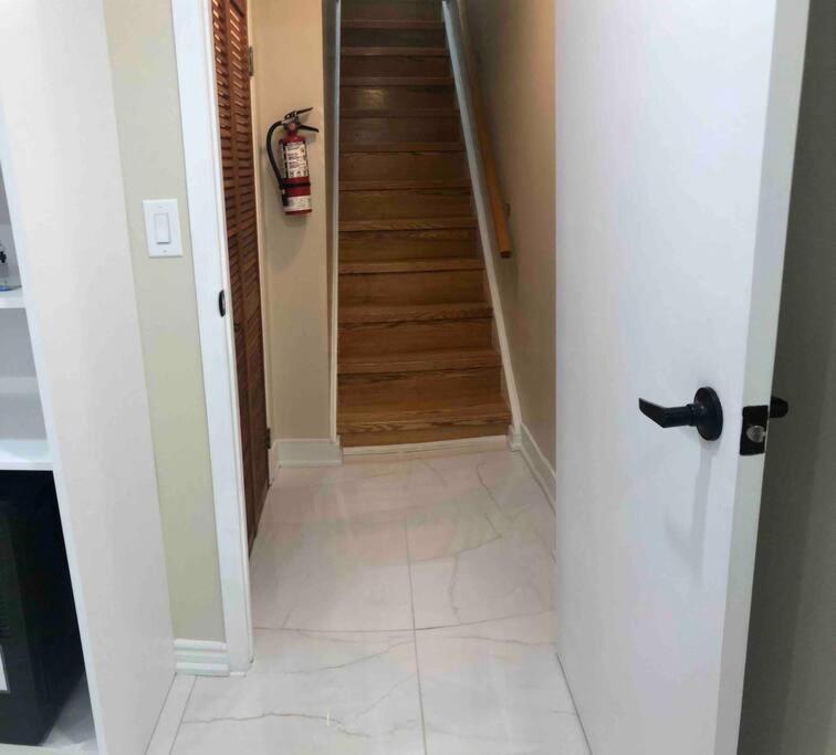 Basement Apartment In Richmond Hill Bagian luar foto