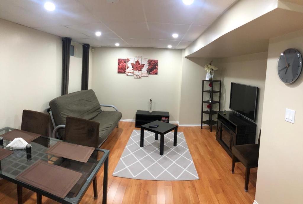 Basement Apartment In Richmond Hill Bagian luar foto